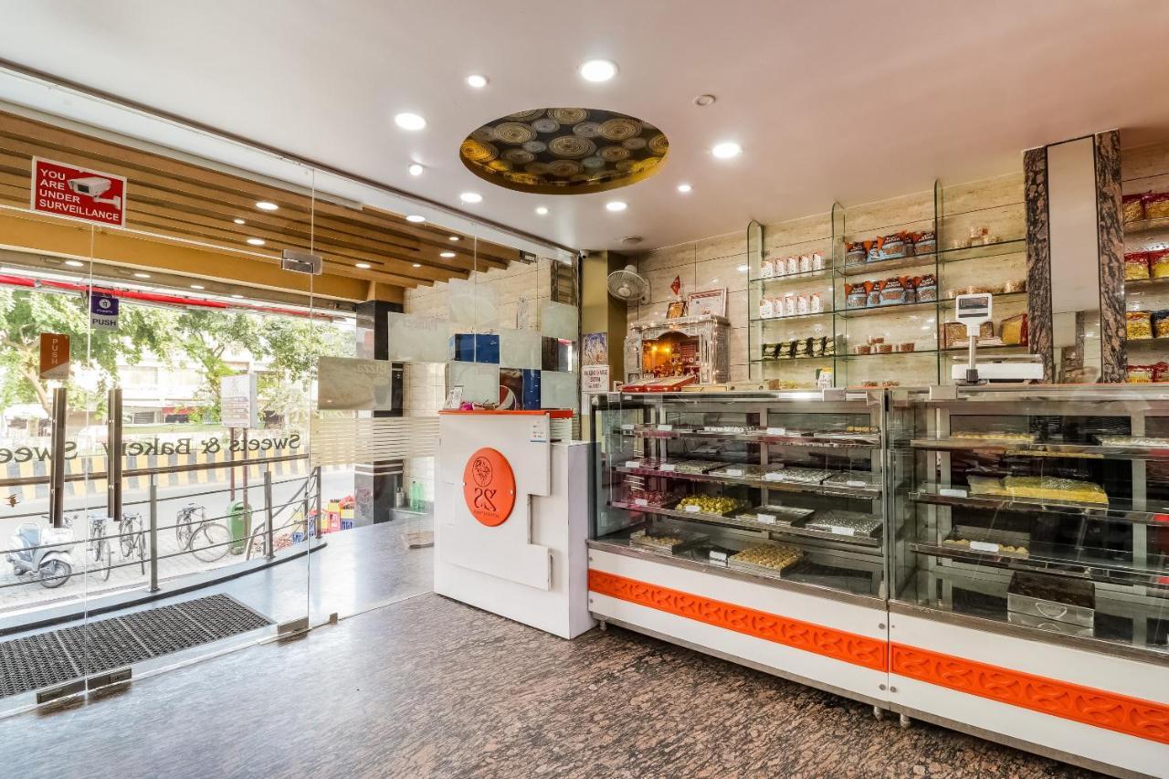 Oyo 61050 S S K Continental Hotel Juhi Bari Exterior photo